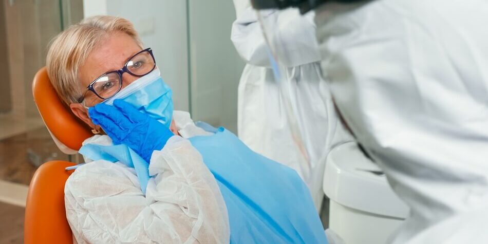 استبدال زراعة الأسنان من NHS