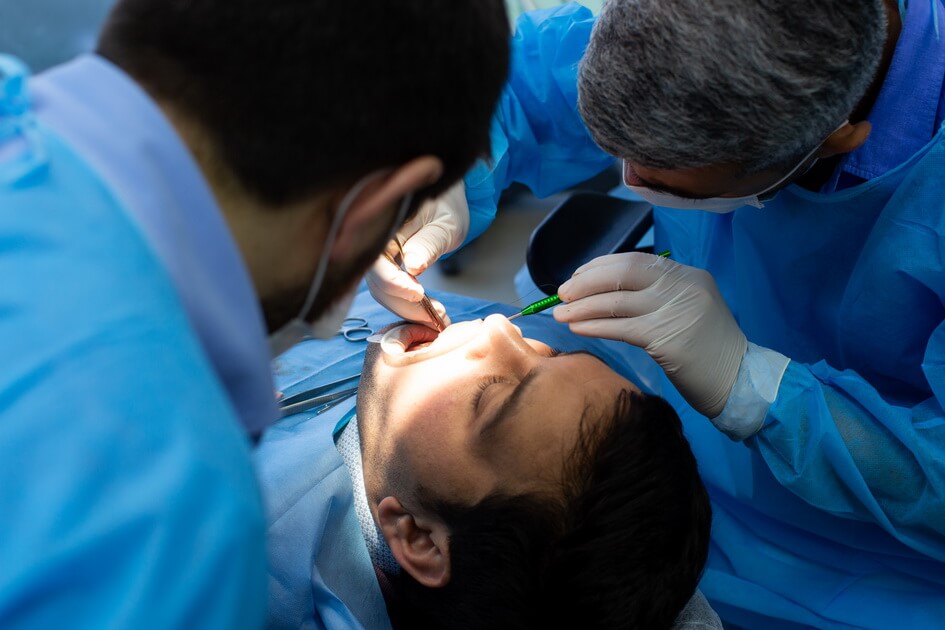 إعادة بناء الأسنان في الخارج