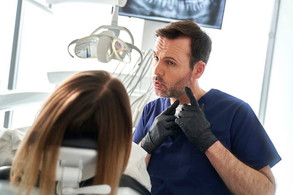 dentist-giving-information-patient (1) رفض زراعة الأسنان
